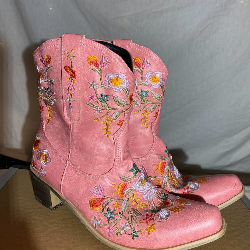 Women Vintage Flower Embroidered Cowgirl Boots Retro Short Western Ankle Boots